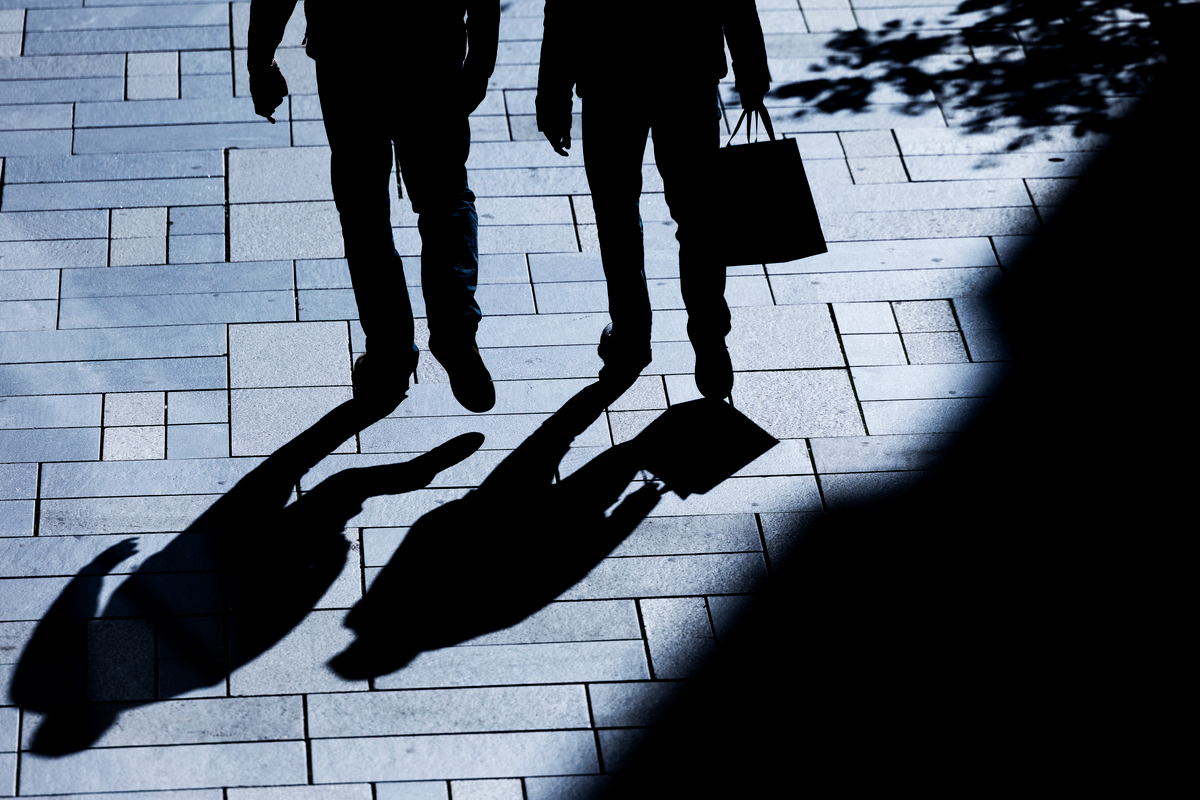 _SBG3641 Skuggor_Två_Anonyma_Personer_Påse_Väska_(SBG)__1200px.JPG